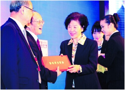 ��ɽ�����t(y��)ˎ�a(ch��n)ֵ��500�|��ھŌý����c�l(f��)չ��ɽՓ����2014����Aƽ�t(y��)�W(xu��)���C��������_Ļ��ɣ���l(w��i)�l(f��)���R�ţ���־���T�L����c������t�ȳ�ϯ�_Ļʽ