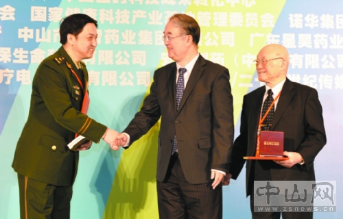 ��ɽ���󽡿����a(ch��n)�I(y��)�_�������̵ڰˌý����c�l(f��)չ��ɽՓ����2013����Aƽ�t(y��)�W(xu��)���C��������e����ɣ���l(w��i)��骱R��Q�S����߅��������������(qu��n)Ѧ�Է�����t�ȳ�ϯ