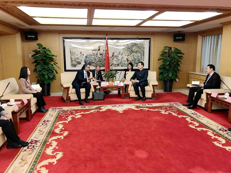 ����������(w��)�����L(zh��ng)��(hu��)ҊӢ��(gu��)���؇�(gu��)���W(xu��)Ժһ��